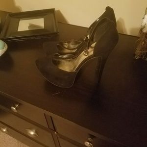 Black pumps